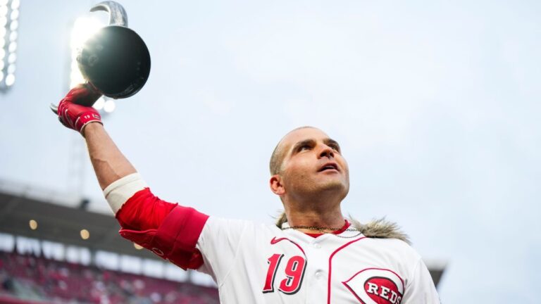 Joey Votto agrees to minor league deal with Blue Jays