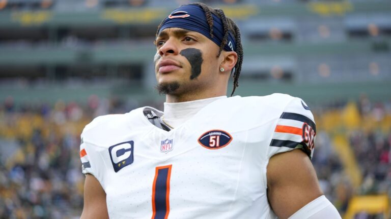 Bears trade QB Justin Fields to Steelers