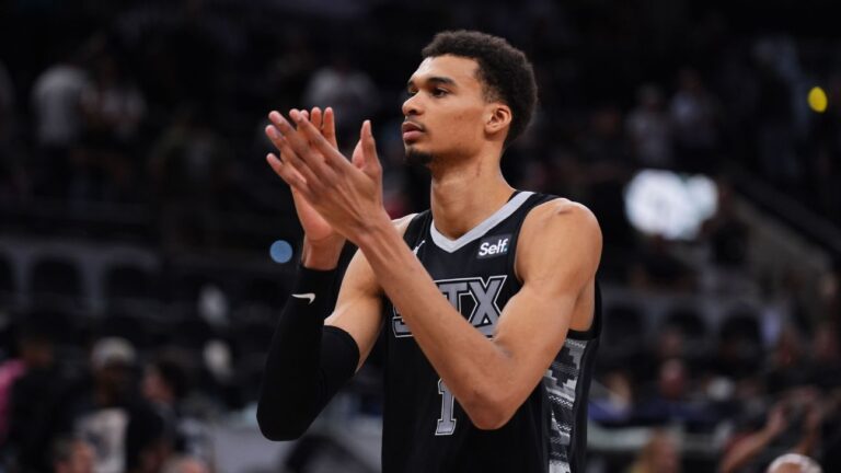 Spurs top Nets in thrilling comeback effort
