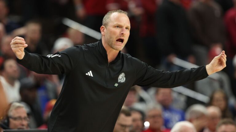 West Virginia hires Drake’s Darian DeVries
