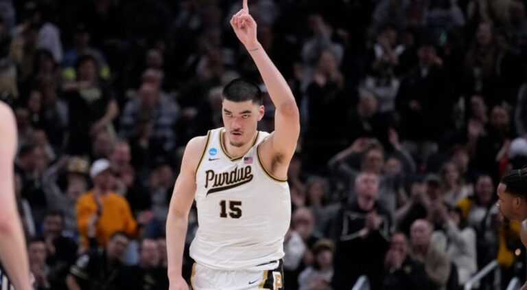 Zach Edey leads Purdue to Sweet 16