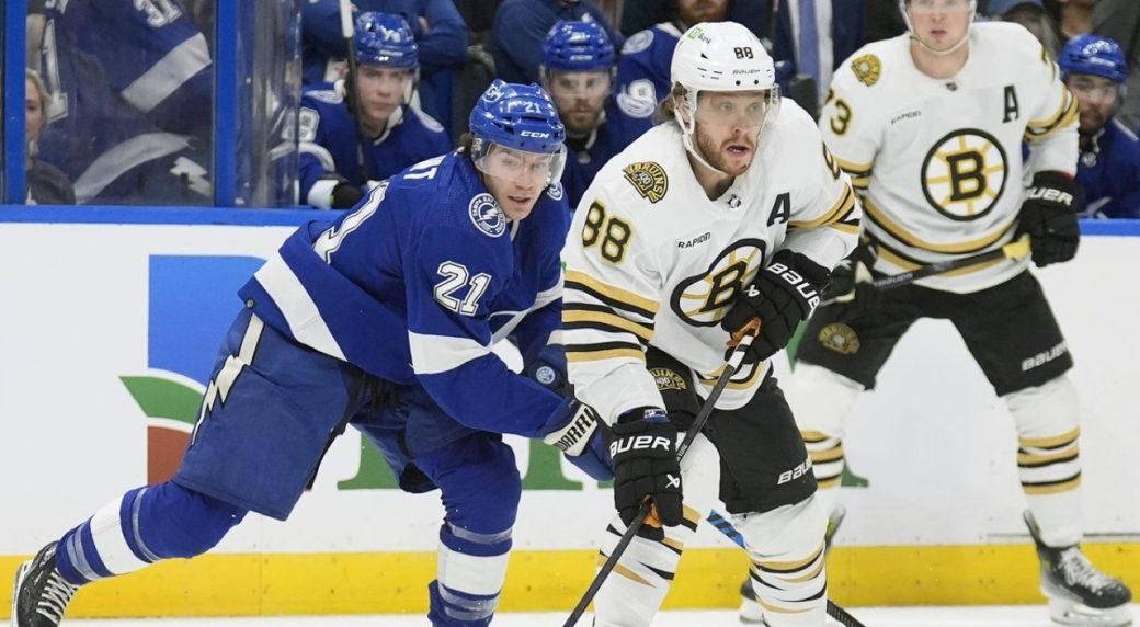 Point’s 42nd goal lifts Lightning over Bruins