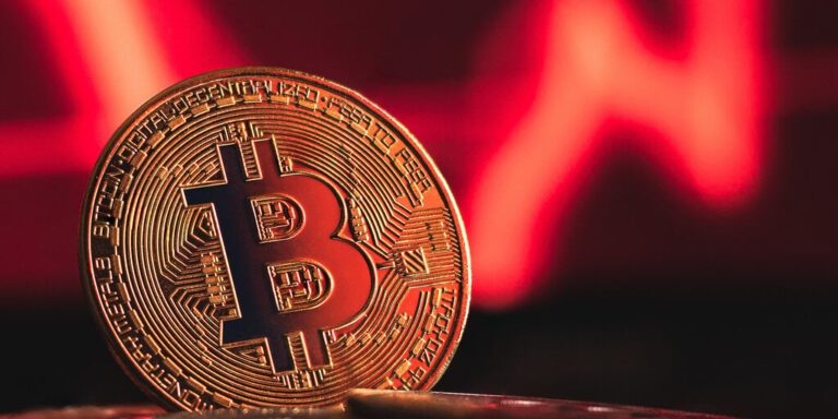 Bitcoin Drops Below $69k, Rebounds Above $70k