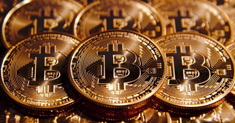 Bitcoin ETF Outflows Continue, GBTC Decreases