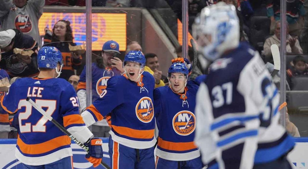 New York Islanders snap losing streak with win