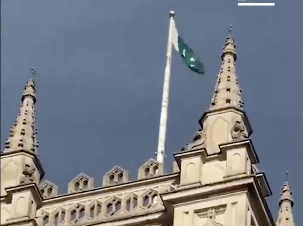 UK Anglican Church Flies Pakistani Flag to Celebrate Pakistan Day
