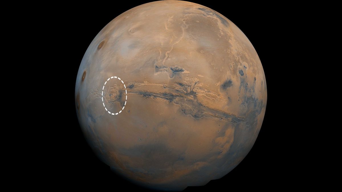 Giant Volcano and Glacier Discovered on Mars