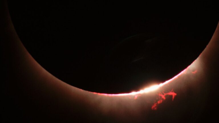 What to look for during the April 8 total solar eclipse