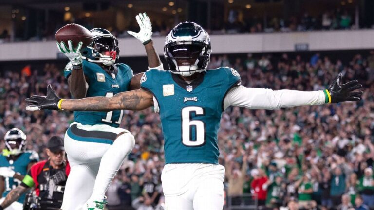 Eagles sign DeVonta Smith to $75M extension