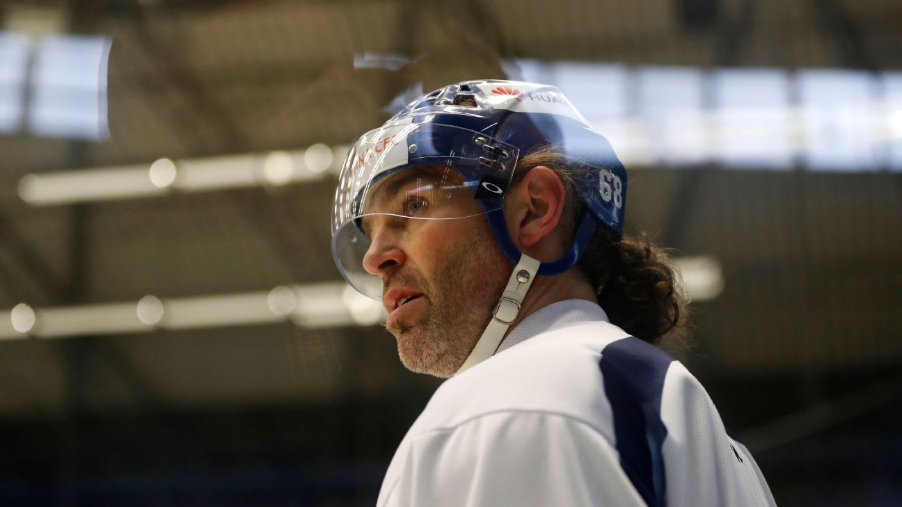 Jagr becomes oldest player in pro ice hockey