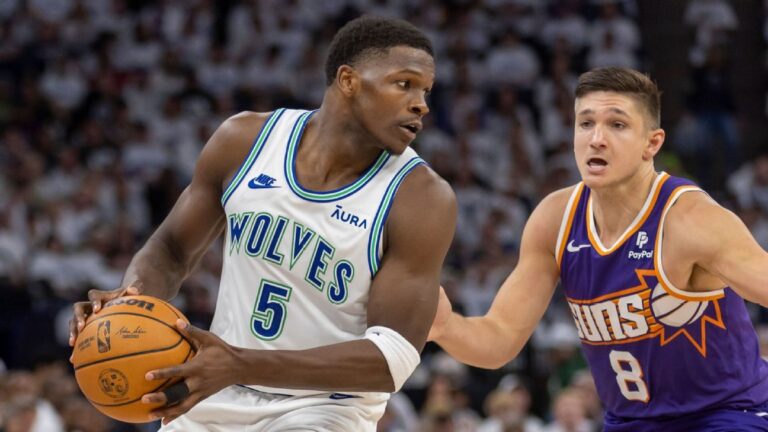 Grayson Allen aggravates sprained ankle in Game 2.