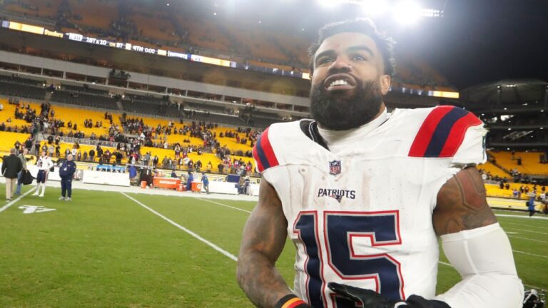 Ezekiel Elliott signs one-year deal with Cowboys
