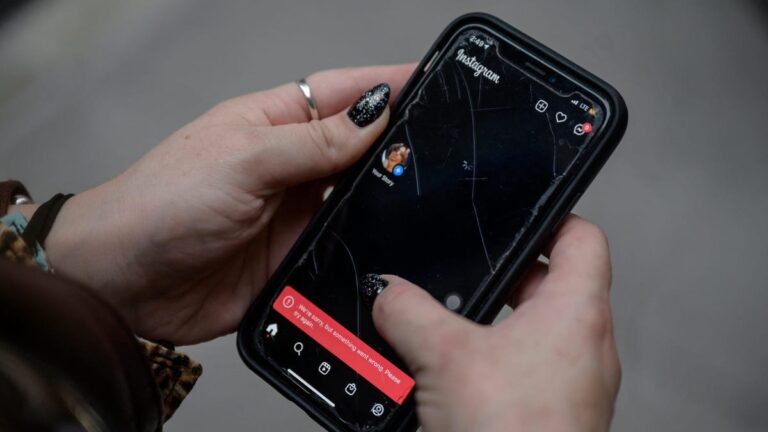 Meta platforms experience global outage, users report issues.