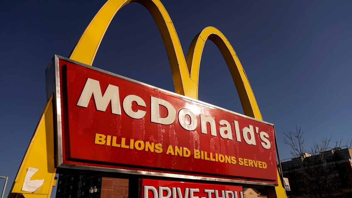 McDonald’s Shares Fall as Sales Disappoint