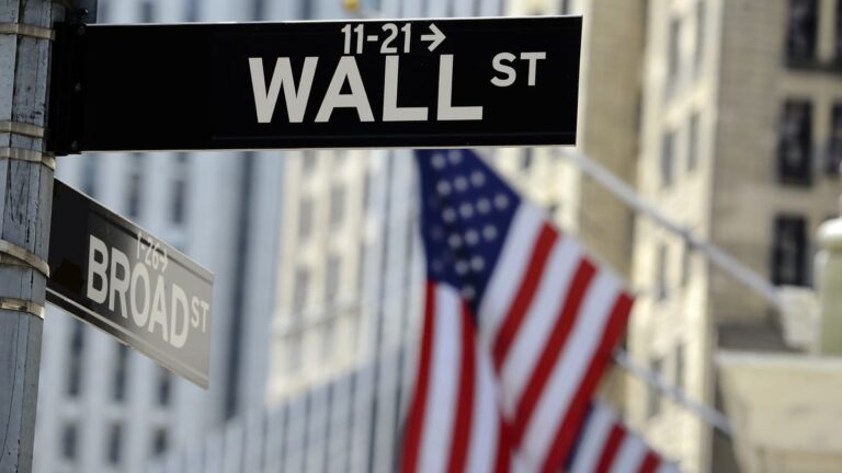 Finance sector entry-level workers in the U.S. lead global pay