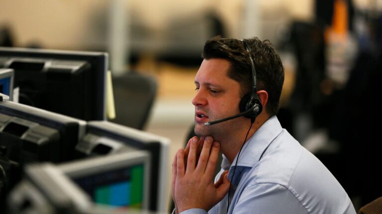 Positive Earnings Boost Dow Over 260 Points