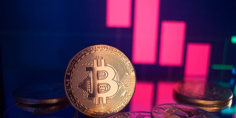 Bitcoin Price Drops Below $68K, Solana and Meme Tokens Struggle