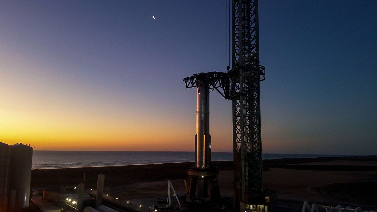 SpaceX gears up for Starship megarocket test.