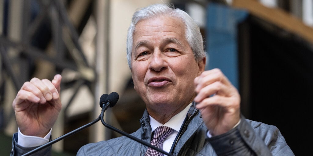 Jamie Dimon Calls Bitcoin a Fraud, But Sees Value in Blockchain and Smart Contracts