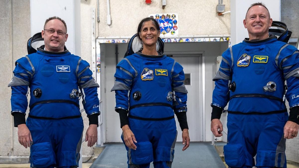 Boeing Unveils Flexible Spacesuits for Starliner Mission