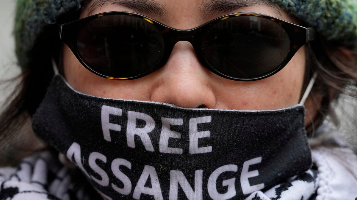 U.S. officials won’t seek death penalty for Julian Assange