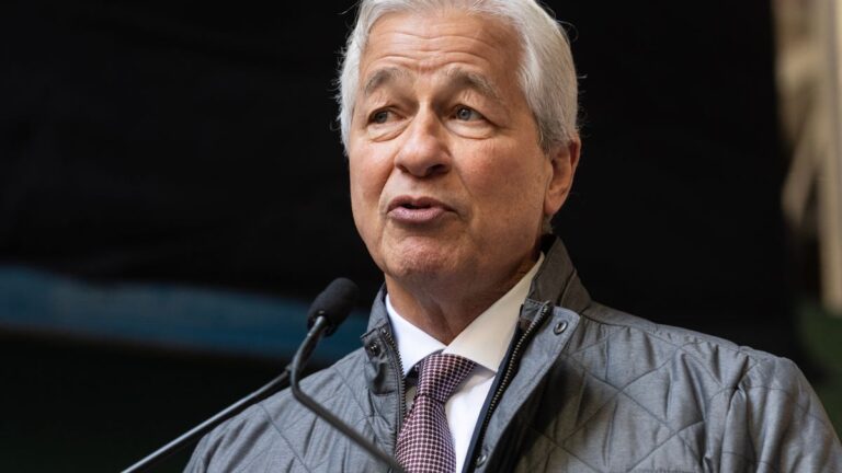 Jamie Dimon Sells $180M JPM Shares, Apple Vision Pro?