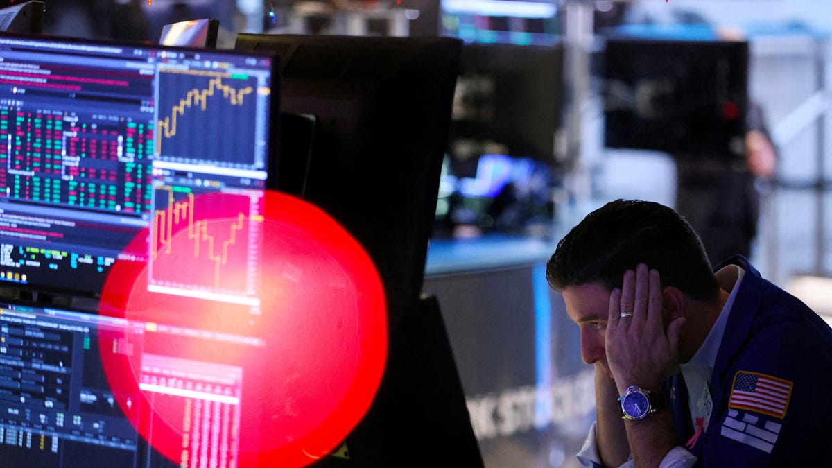 Stocks Drop Amid Bank Earnings, Inflation, Middle East Tensions