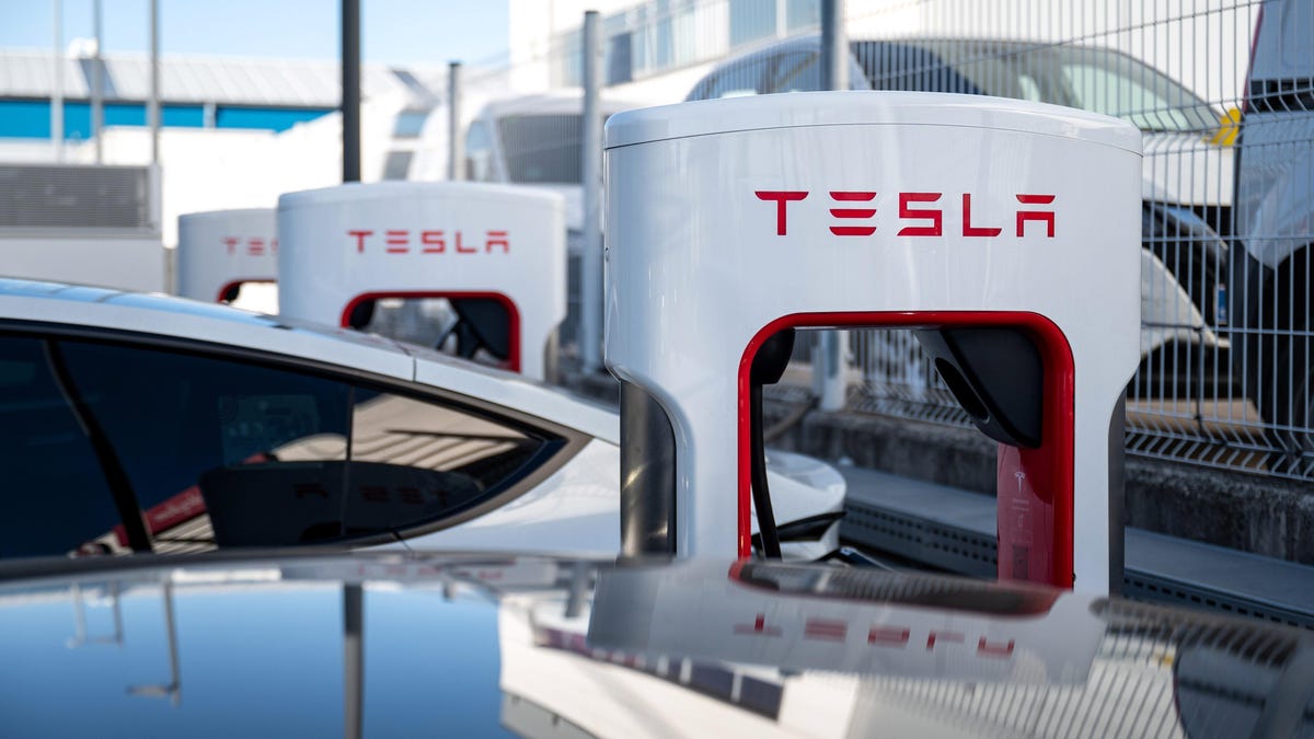 Tesla to Build Massive 200-Charger Super Site in Florida