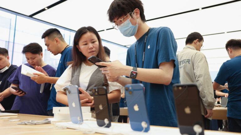 China Cracks Down on Foreign Tech, Removes Messaging Apps