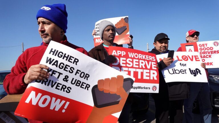 Chicago Uber and Lyft drivers strike for higher wages
