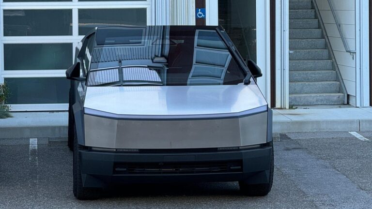 Tesla Cybertruck Malfunctions After Car Wash