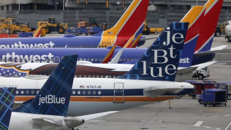 Planes nearly collide at Washington airport