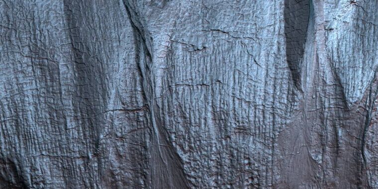 New Study: Mars Gullies Shaped by Dry Ice
