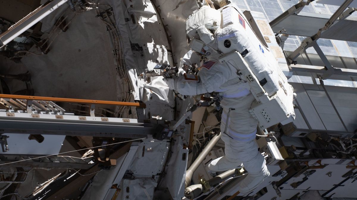 NASA astronaut Loral O’Hara’s First Spacewalk Success
