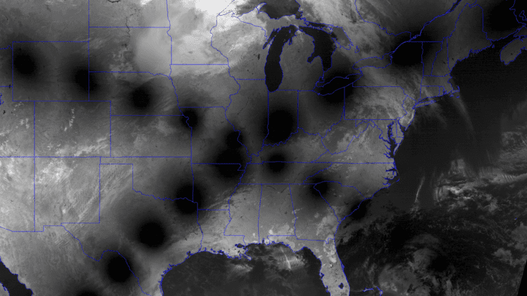 Amazing images compare two recent total solar eclipses