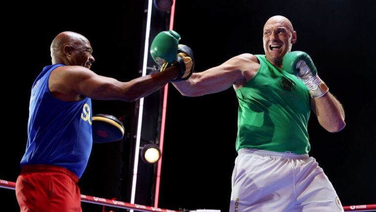 Fury readies for historic clash with Usyk