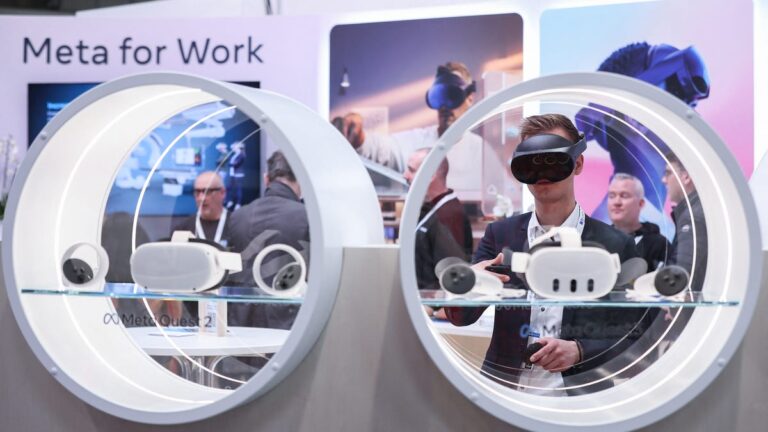 Mark Zuckerberg and Tim Cook Pushing Virtual Reality