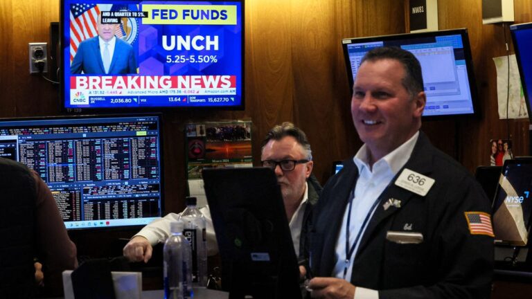 Dow Jones Extends Winning Streak, Amazon Hits New High