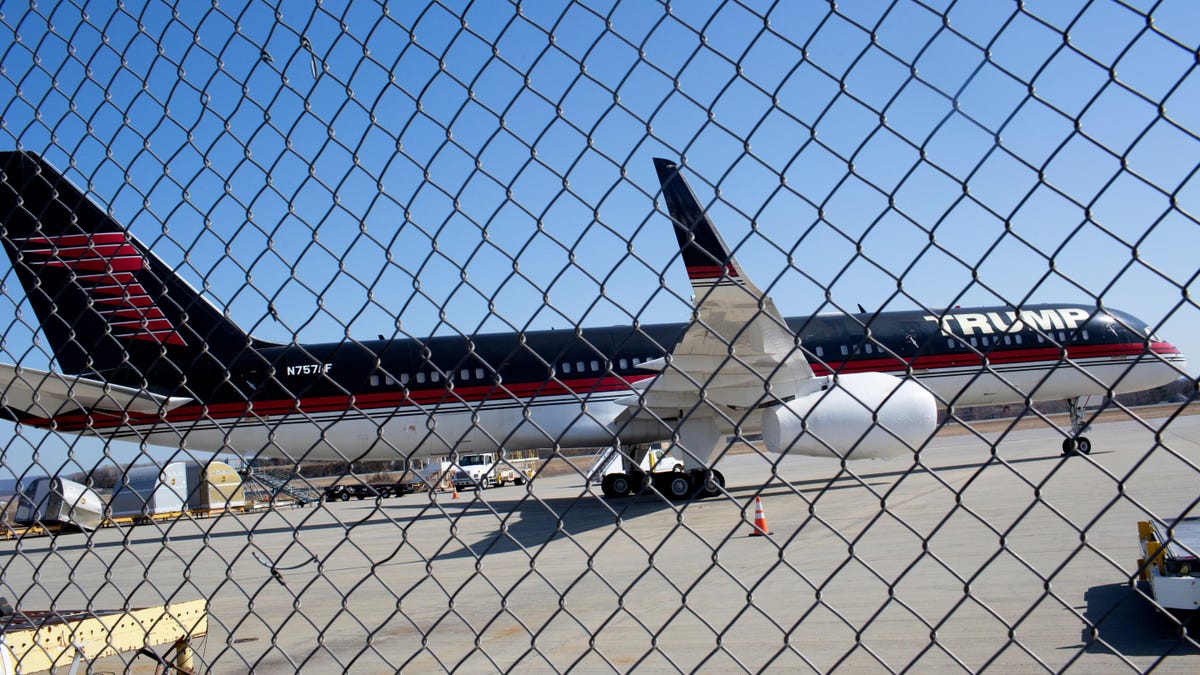 Donald Trump’s Boeing 757 Clips Another Plane