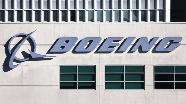 Boeing 737-300 Skids Off Runway in Senegal