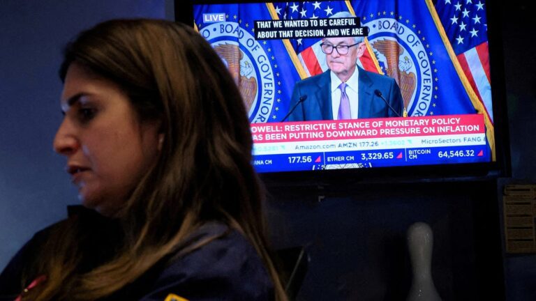 Fed announces no rate hikes, stock market reacts.