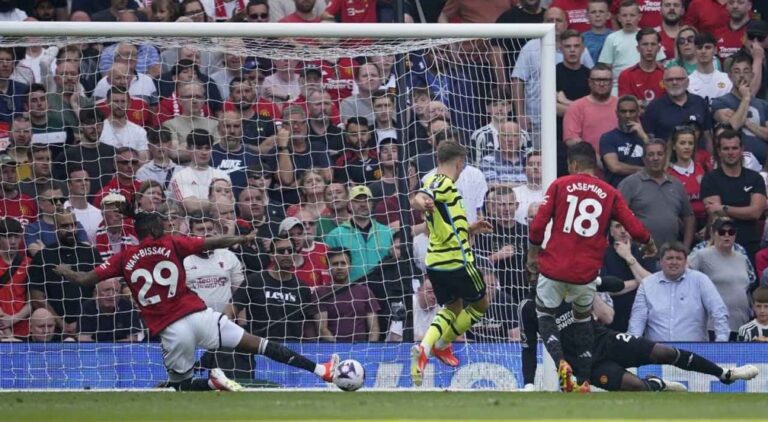 Arsenal Beats Manchester United to Top Premier League Standings