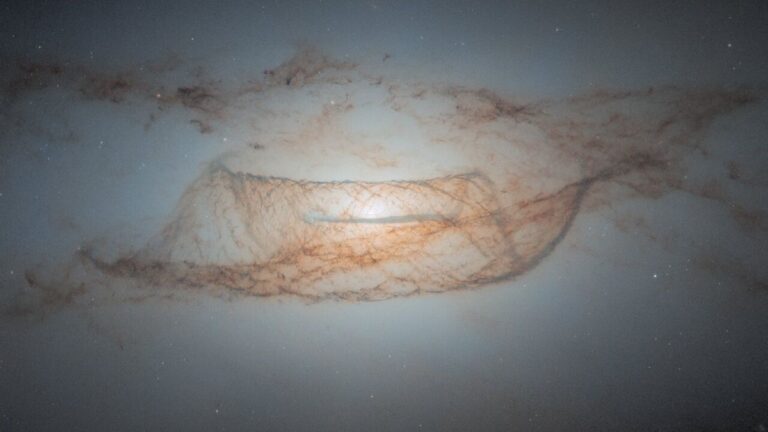 Hubble captures detailed image of distant galaxy