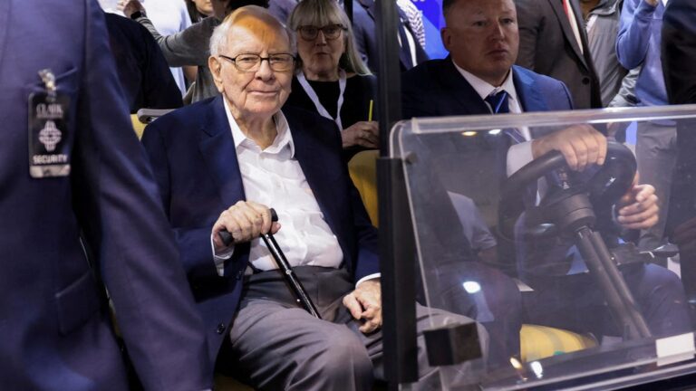 Elon Musk urges Warren Buffett to invest in Tesla
