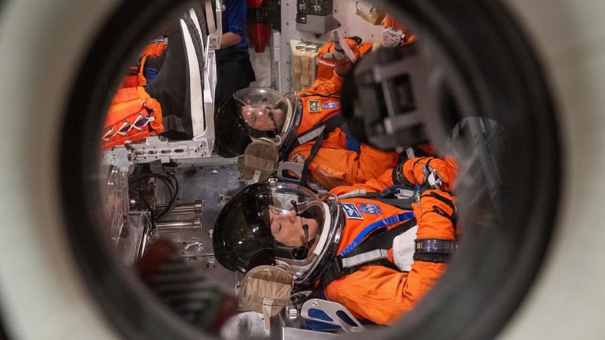 Artemis 2 astronauts simulate moon mission in Orion.