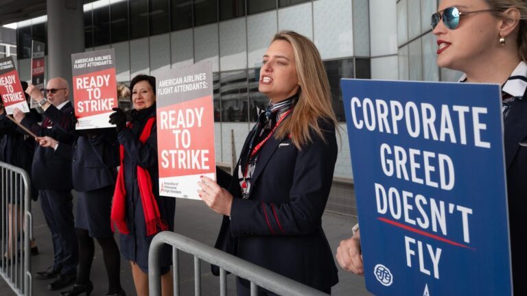 American Airlines Offers 17% Raise to Flight Attendants